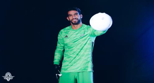 رسميًا.. بيراميدز يعلن التعاقد مع شريف إكرامي 